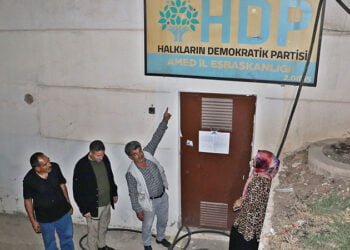 DIYARBAKIR’DA COCUKLARI TEROR ORGUTU PKK TARAFINDAN KACIRILAN COCUKLARI ICIN, AILELERIN 1129 GUNDUR ONUNDE EVLAT NOBETINI SURDURDUGU HDP BINASI, BIR KATIN KACAK VE IKI KAPININ DA PROJEYE AYKIRI OLDUGU GEREKCESIYLE MUHURLENDI. OGLU YUSUF ICIN EVLAT NOBETINI SURDUREN CELIL BEGDAS (KAPIYI ISARET EDEN) OGLUNUN KACAK KAPIDAN KACIRILDIGINI SOYLEDI. FOTO: SELIM KAYA/DIYARBAKIR,(DHA)