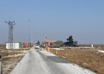 KONYA'DA 'TURK YILDIZLARI' GOSTERI EKIBINE AIT F-5 TIPI UCAGI KUS CARPMASI ILE MOTORLARININ DURMASI SONUCU KAZA KIRIMA UGRADI, PILOT UCAKTAN ATLAYARAK SAG KURTULDU. FOTO: KONYA-DHA