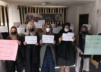 Afganistan'da Taliban yönetiminin ülke genelindeki yükseköğretim kurumlarında kadın öğrencilerin eğitimlerini askıya almasını, kapalı ortamlarda bir araya gelen gruplar sert dille eleştirdi. Başkent Kabil'in Teymeni Mahallesi'nde kapalı bir yerde toplanan bir grup kadın öğrenci, taşıdıkları dövizlerle karara tepki gösterip sloganlar attı. Döviz ve sloganlarda, "Kadınları özgür bırakın", "Eğitim İslami ve yasal hakkımızdır", "Ülkeyi kadın hapishanesine çevirdiniz", "Kadın, eşitlik, özgürlük", "Bilenle bilmeyen bir olur mu?", "Eğitim hakkımız, bilim sloganımızdır" ifadelerine yer verildi. ( Bilal Güler - Anadolu Ajansı )