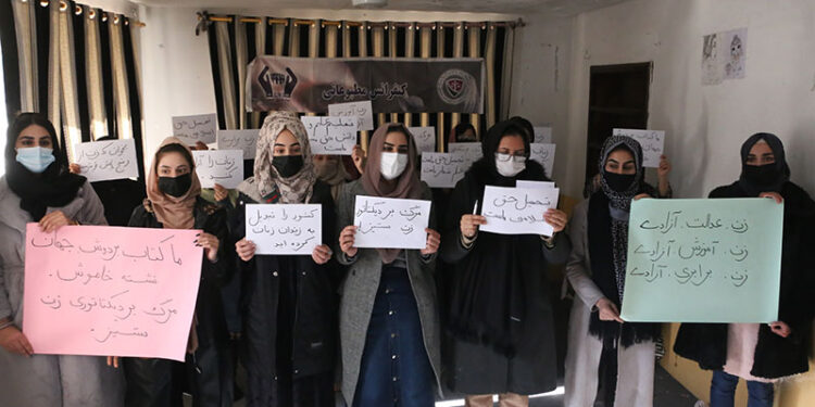 Afganistan'da Taliban yönetiminin ülke genelindeki yükseköğretim kurumlarında kadın öğrencilerin eğitimlerini askıya almasını, kapalı ortamlarda bir araya gelen gruplar sert dille eleştirdi. Başkent Kabil'in Teymeni Mahallesi'nde kapalı bir yerde toplanan bir grup kadın öğrenci, taşıdıkları dövizlerle karara tepki gösterip sloganlar attı. Döviz ve sloganlarda, "Kadınları özgür bırakın", "Eğitim İslami ve yasal hakkımızdır", "Ülkeyi kadın hapishanesine çevirdiniz", "Kadın, eşitlik, özgürlük", "Bilenle bilmeyen bir olur mu?", "Eğitim hakkımız, bilim sloganımızdır" ifadelerine yer verildi. ( Bilal Güler - Anadolu Ajansı )