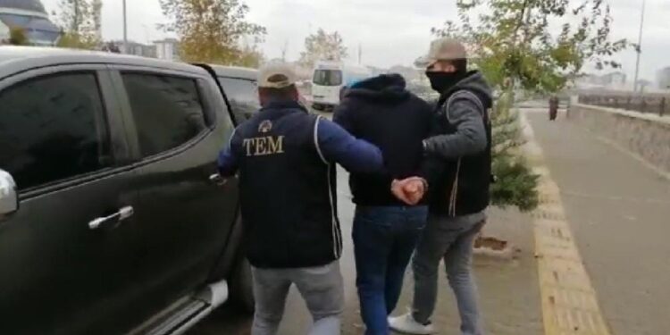 GAZIANTEP'TE POLIS EKIPLERI TARAFINDAN DEAS TEROR OR3UTUNE YONELIK OPERASYON BASLATILDI. 14 SUPHELI HAKKINDA GOZALTI KARARI VERILEN OPERASYONDA BAZI SUPHELILER YAKALANDI.
FOTO: GAZIANTEP - DHA