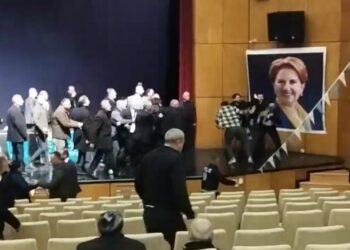 RIZE'DE IYI PARTI MERKEZ ILCE KONGRESINDE KAVGA CIKTI. POLISIN MUDAHALE ETTIGI KAVGA TARAFLARIN SALONDAN CIKARILMASI ILE SONA ERDI. FOTO:RIZE-DHA