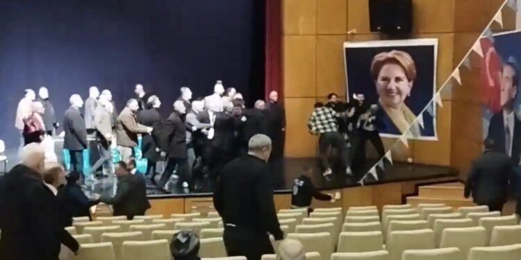 RIZE'DE IYI PARTI MERKEZ ILCE KONGRESINDE KAVGA CIKTI. POLISIN MUDAHALE ETTIGI KAVGA TARAFLARIN SALONDAN CIKARILMASI ILE SONA ERDI. FOTO:RIZE-DHA