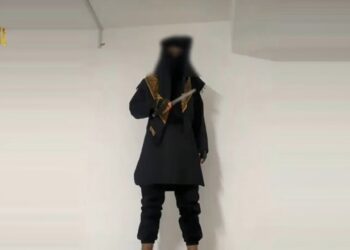 TURISTLERIN YOGUN OLDUGU BOLGELERDE SALDIRI OLACAGI YONUNDE SOSYAL MEDYA UZERINDEN PAYLASIM YAPARAK DEAS PROPAGANDASI YAPAN M.A. ISIMLI DEAS'LI TERORIST YAKALANDI. M.A.'NIN EVINDE ORGUTE AIT COK SAYIDA FLAMA VE BAYRAK ILE KESICI ALET ELE GECIRILDI.FOTO: DERYA EVREN-ISTANBUL-DHA