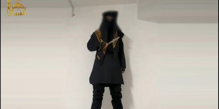 TURISTLERIN YOGUN OLDUGU BOLGELERDE SALDIRI OLACAGI YONUNDE SOSYAL MEDYA UZERINDEN PAYLASIM YAPARAK DEAS PROPAGANDASI YAPAN M.A. ISIMLI DEAS'LI TERORIST YAKALANDI. M.A.'NIN EVINDE ORGUTE AIT COK SAYIDA FLAMA VE BAYRAK ILE KESICI ALET ELE GECIRILDI.FOTO: DERYA EVREN-ISTANBUL-DHA